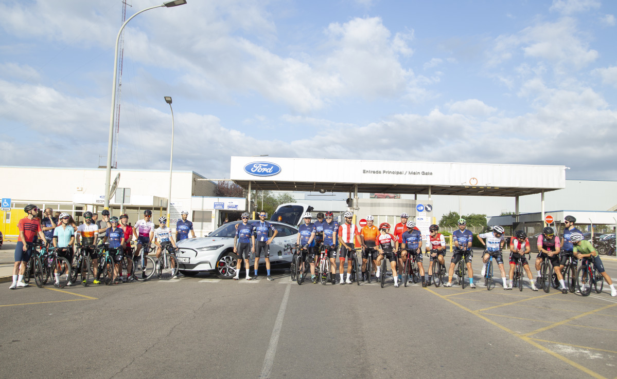 Álvaro Tarazón y Fran Lozano dos trabajadores de Ford unen Almussafes y Colonia en un reto ciclista solidario (4)