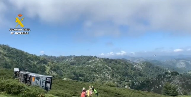 Milagrosamente, solo heridos tras el vuelco de un autobús en la subida a Covadonga