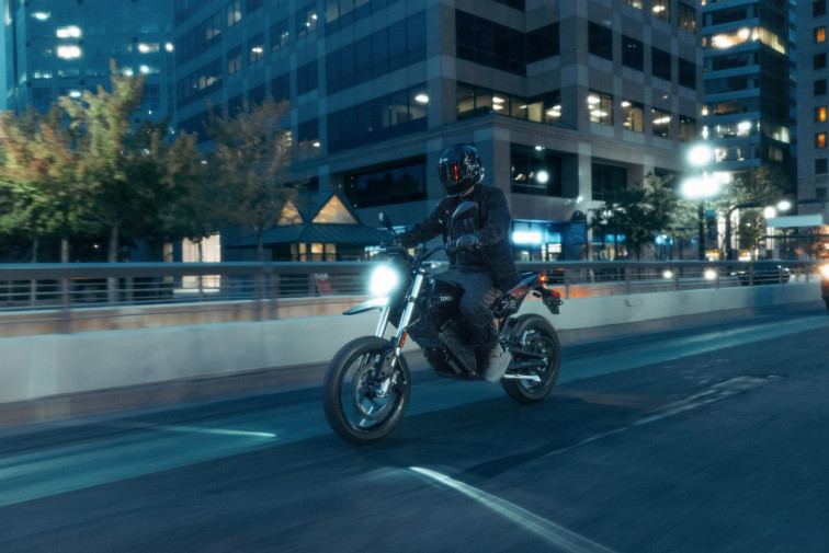 Zero FXE, la motocicleta eléctrica supermotard, ahora más accesible que nunca