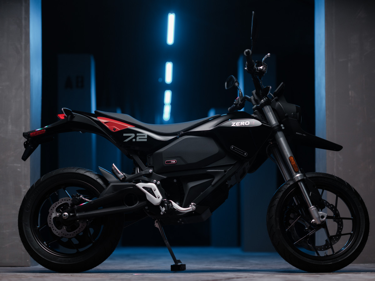 Zero FXE, la motocicleta eléctrica supermotard, ahora más accesible que nunca (3)