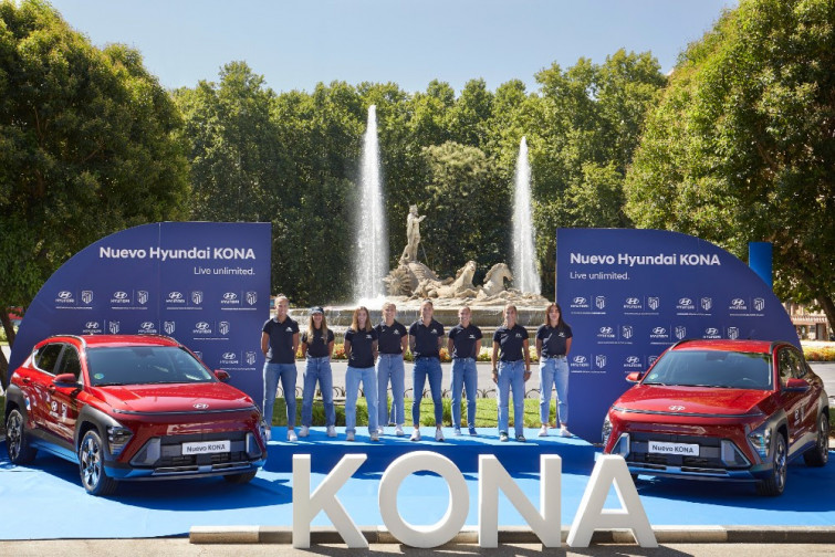 Neptuno, testigo de la entrega de los Hyundai Kona a las futbolistas del Atlético de Madrid