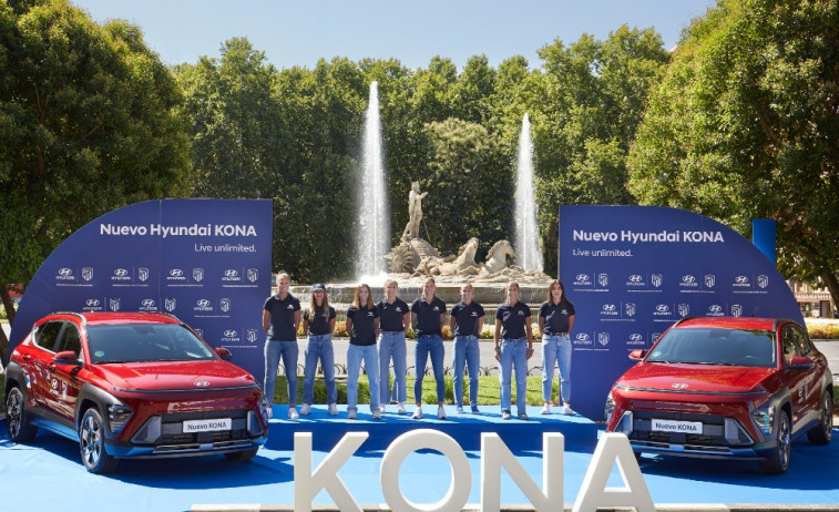 Neptuno, testigo de la entrega de los Hyundai Kona a las futbolistas del Atlético de Madrid