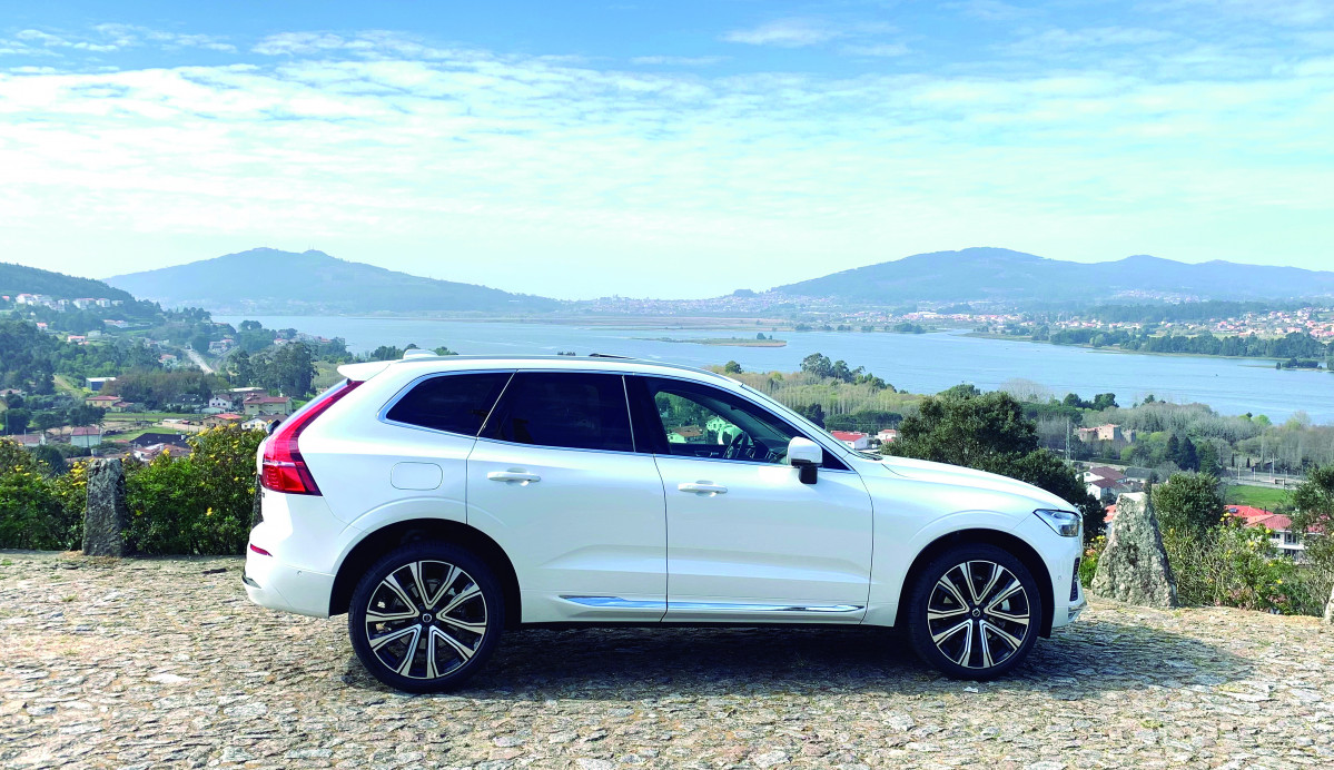 2. VOLVO XC60 B4