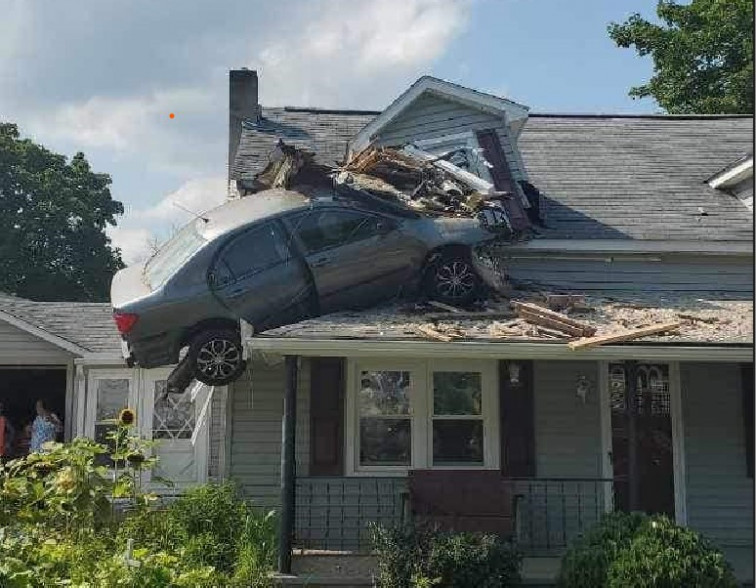 Empotra su Toyota contra el segundo piso de una casa