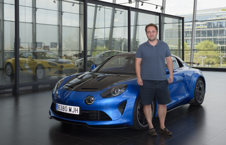 Un enamorado de la marca recibió el primer Alpine A110 R llegado a España