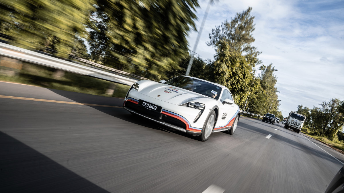 Porsche establece el récord del viaje más rápido en un vehículo eléctrico desde Tailandia hasta Singapur (2)