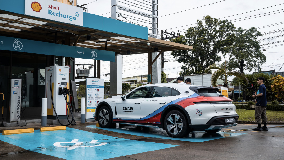 Porsche establece el récord del viaje más rápido en un vehículo eléctrico desde Tailandia hasta Singapur (4)