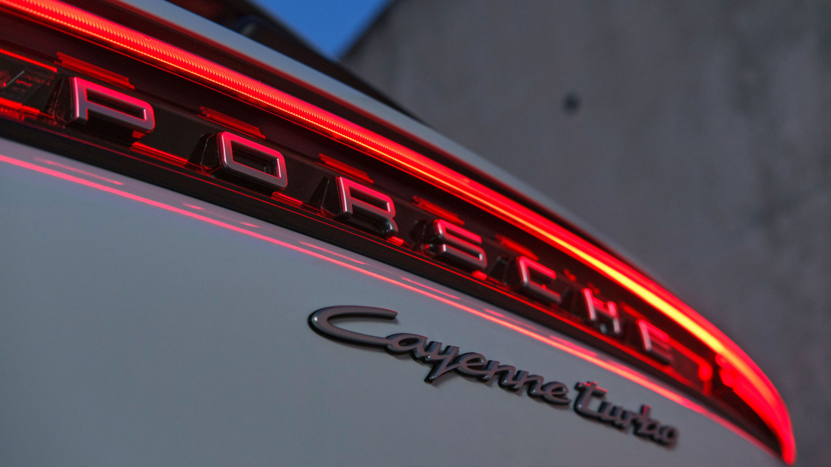 Porsche cayenne turbo e hybrid 8