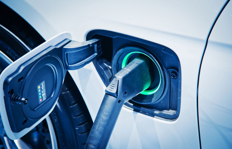 El RACE añade a sus servicios la reparación o sustitución de las baterías de los coches electrificados