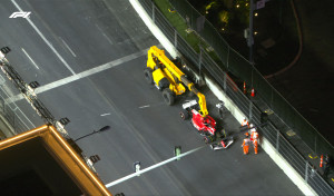 F1 | GP Las Vegas. La tapa de una alcantarilla destroza el fondo del Ferrari de Sainz