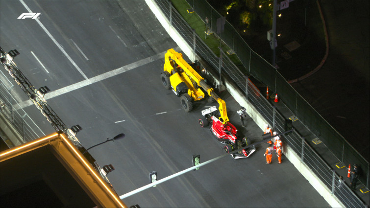 F1 | GP Las Vegas. La tapa de una alcantarilla destroza el fondo del Ferrari de Sainz