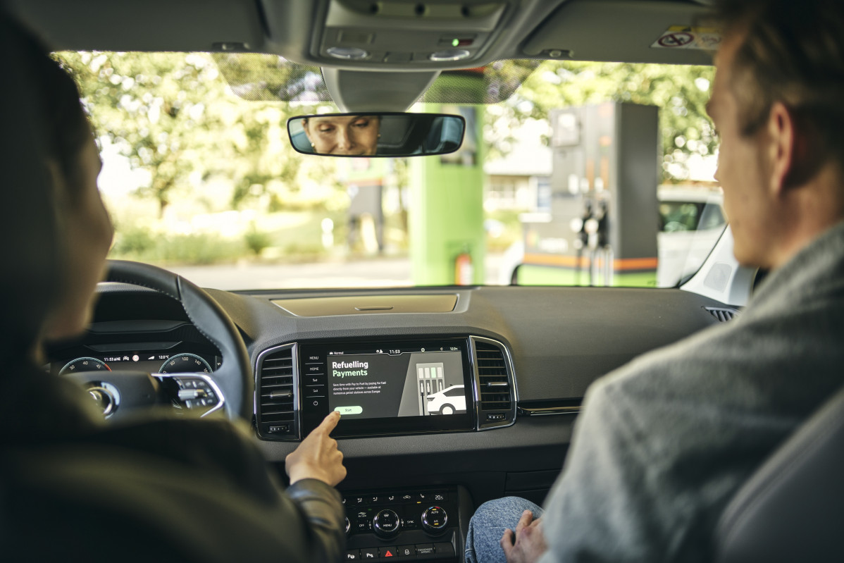 škoda auto introduce el pago a bordo con el nuevo servicio pay to fuel 1