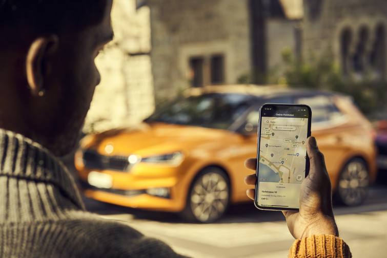 Ya puedes pagar el parking y el repostaje desde la pantalla del coche o el móvil, con las app de Skoda