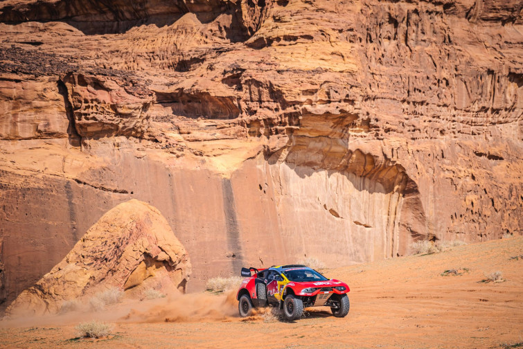 Dakar 2024. Etapa 9 | Sainz mantiene a raya a Loeb, con 20 minutos de ventaja a falta de tres etapas