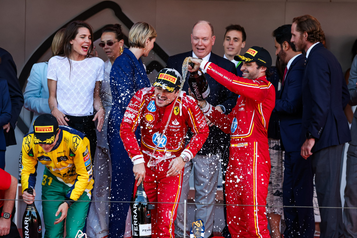 F1. GP Monaco. Leclerc y Sainz celebrando 07