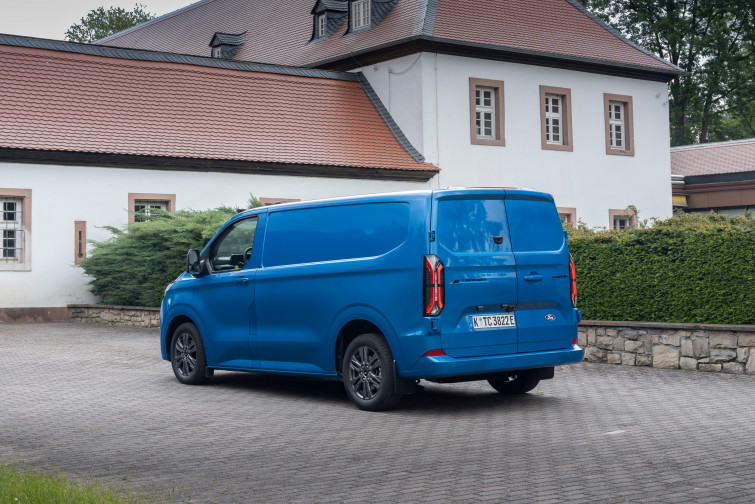 Ford lanzará en verano la furgoneta E-Transit Custom eléctrica con 337 kilómetros de autonomía
