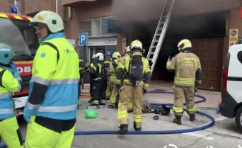 Dos bomberos muertos y otros 14 heridos en un incendio en un garaje en Alcorcón