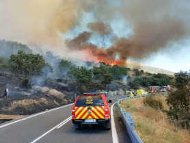 El fuego corta 14 carreteras en el inicio del puente del 15 de agosto, con más de 7 millones de desplazamientos